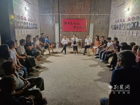 崇陽縣金塘鎮(zhèn)黨員干部在金塘村盧家大屋村灣開展灣子夜話,和群眾共商環(huán)境治理等事宜。.jpg