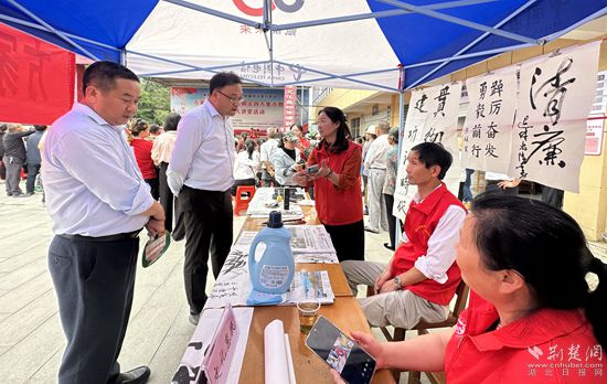 “文化惠民”攤位上，志愿者展示書法作品_副本.jpg
