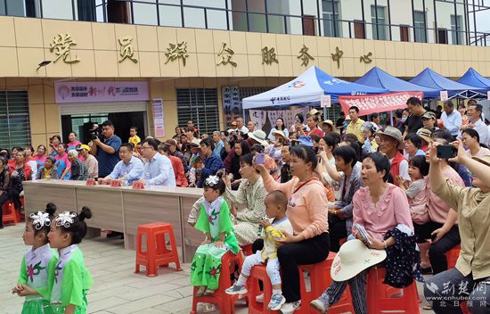 大集市活動現(xiàn)場格外熱鬧_副本.jpg