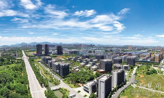 開發(fā)區(qū)·鐵山區(qū)廠房林立，風(fēng)光旖旎。.jpg.jpg