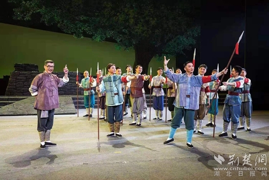 革命歷史題材楚劇《天明天亮》演出現(xiàn)場。通訊員供圖.webp.jpg