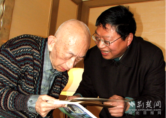 2005年3月6日，王振華在京拜見圍棋泰斗吳清源大師.png.png