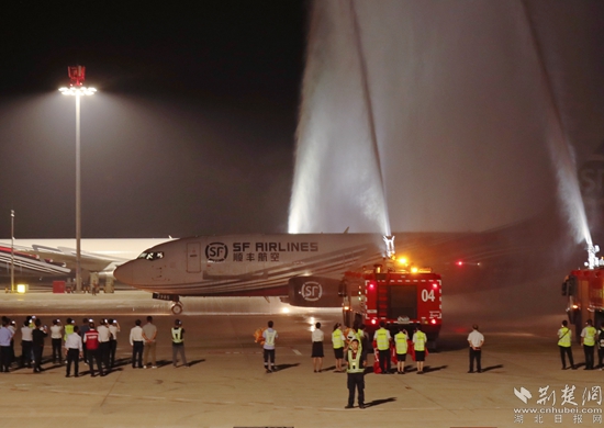 順豐B737-300航班“過水門”。金康 攝.jpg