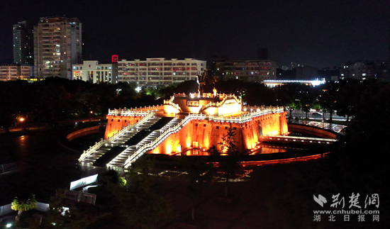 鳳凰廣場(chǎng)夜景。（金康  攝）.png.png