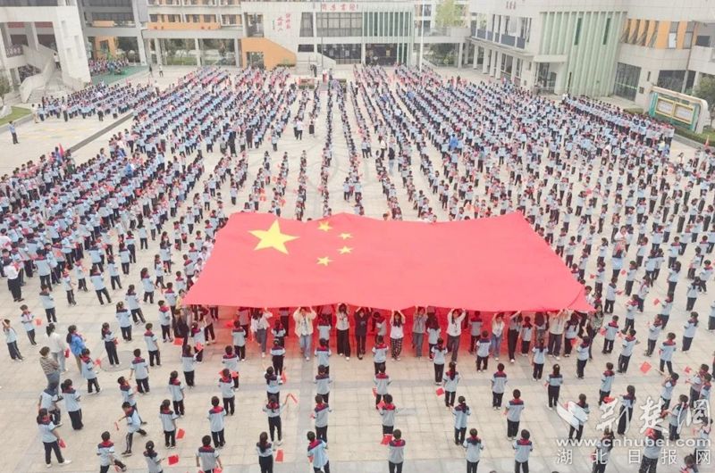 黃岡思源實驗學校《我與國旗同框》快閃活動。.jpg.jpg