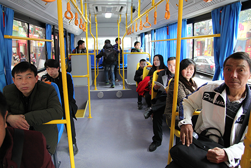 崇陽老百姓坐上新能源純電動公交車。.JPG